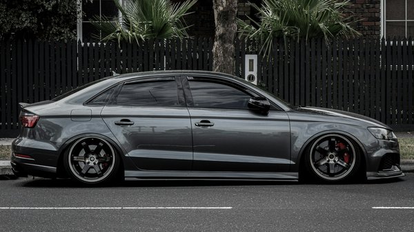 Comment les systèmes de détection de poids des passagers influencent-ils le déploiement des airbags?